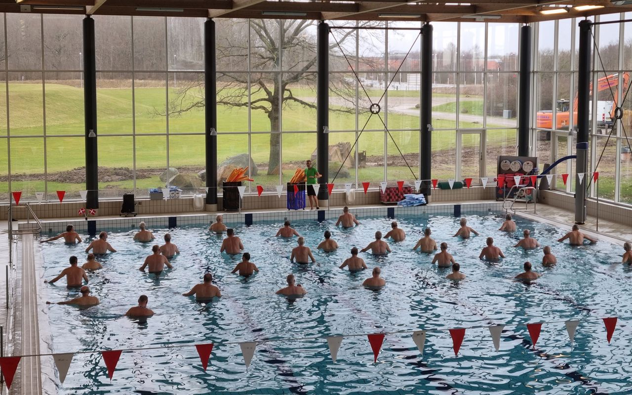 Illustration mænd der træner i vand