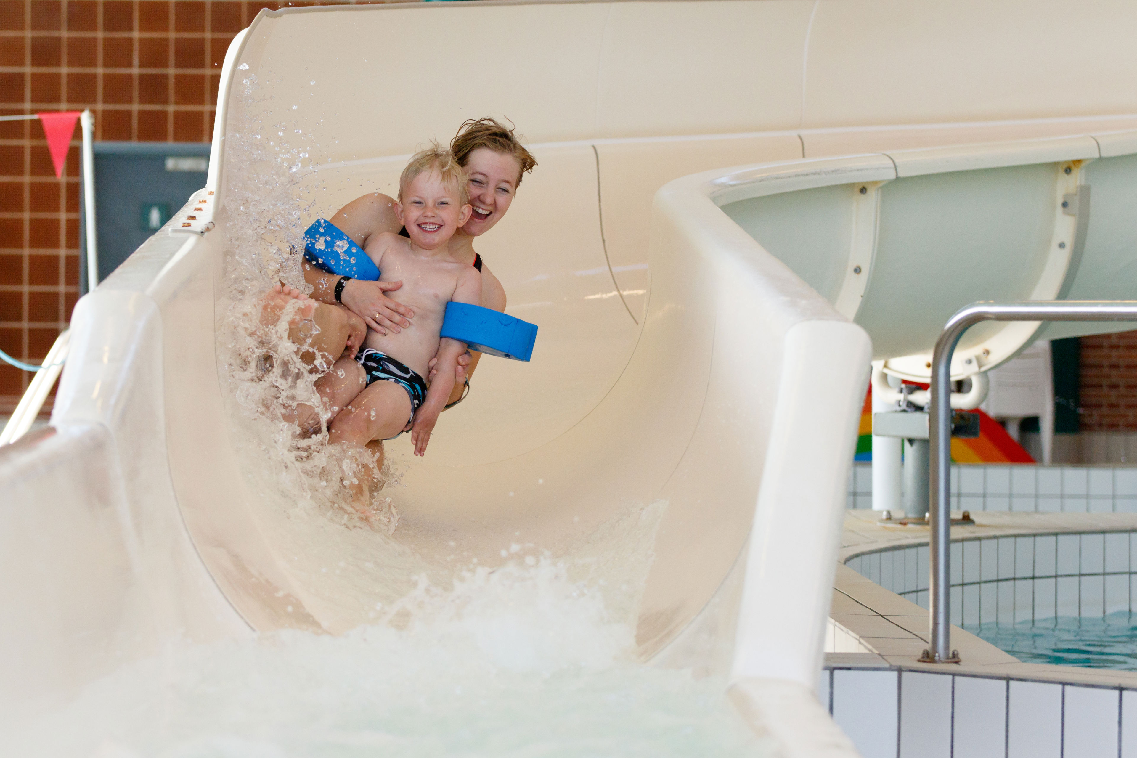 Illustration mor og søn i vandrutsjebane